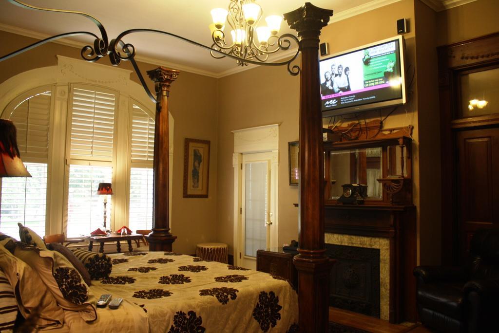 Angel'S Nest Bed & Breakfast Уедърфорд Стая снимка